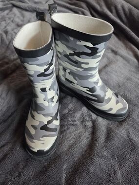 Kid's Size 1 Gray Camo Rain Boots